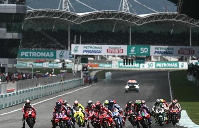 VIDEOMotoGP. Bagnaia ha la meglio su Martin… Rivivi l'inizio del GP della Malesia. Sport