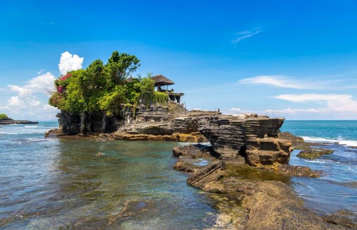 Palcoscenico da installare nel tempio Tanah Lot di Bali per spettacoli culturali per turisti