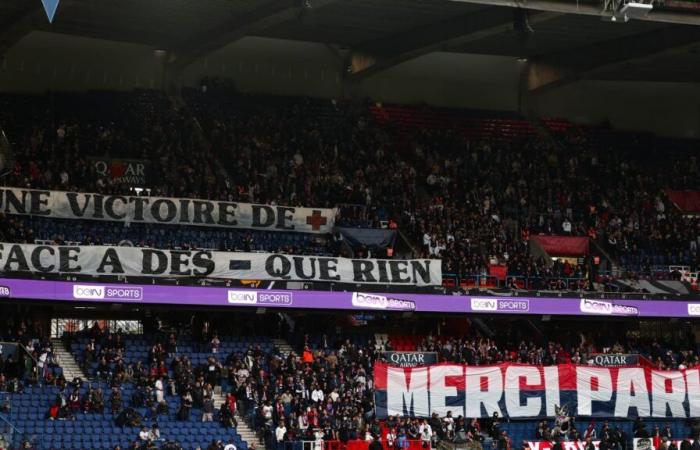 lo striscione beffardo degli ultras parigini per la vittoria contro l'OM