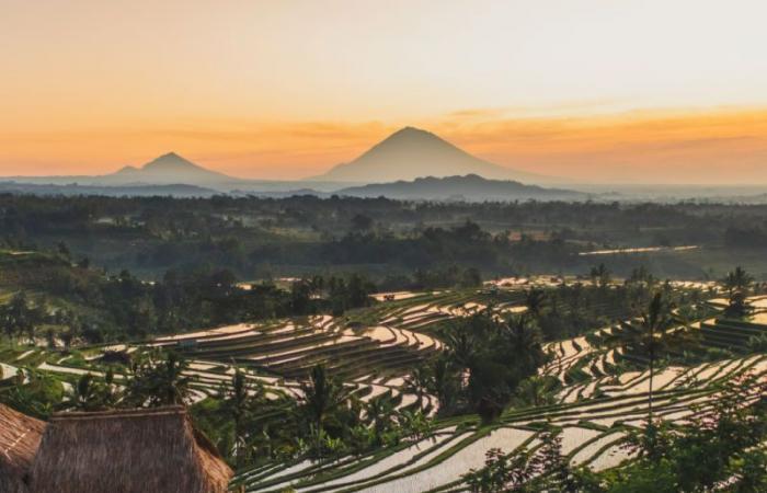 Palcoscenico da installare nel tempio Tanah Lot di Bali per spettacoli culturali per turisti