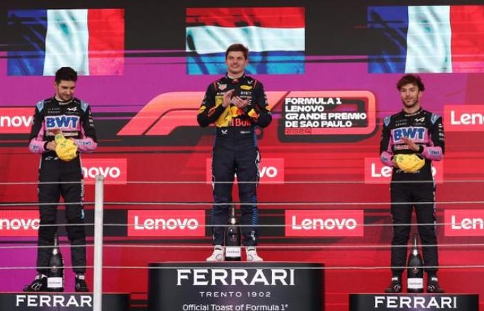 Max Verstappen vince il Gran Premio del Brasile dopo una gara caotica, entrambi gli alpini sul podio