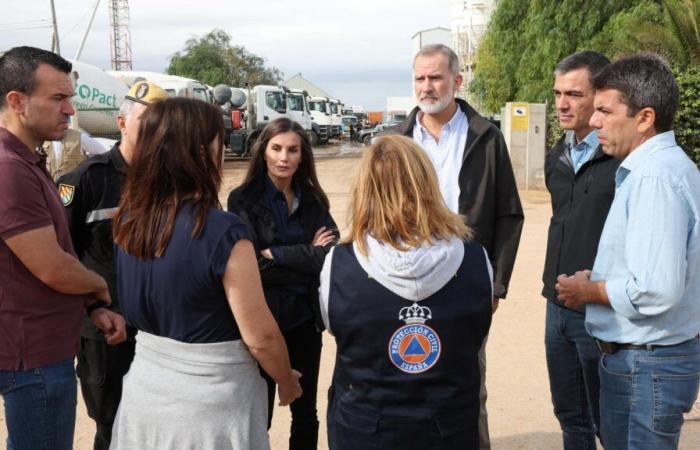 Il re Filippo VI e la regina Letizia rendono omaggio vicino a Valencia