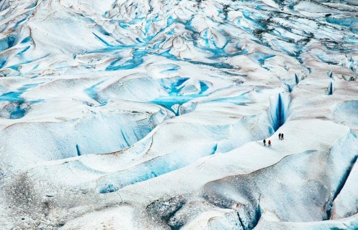 “Scivolava in un labirinto nelle profondità del ghiacciaio”: la morte terribile di un alpinista che aveva appena fatto la storia