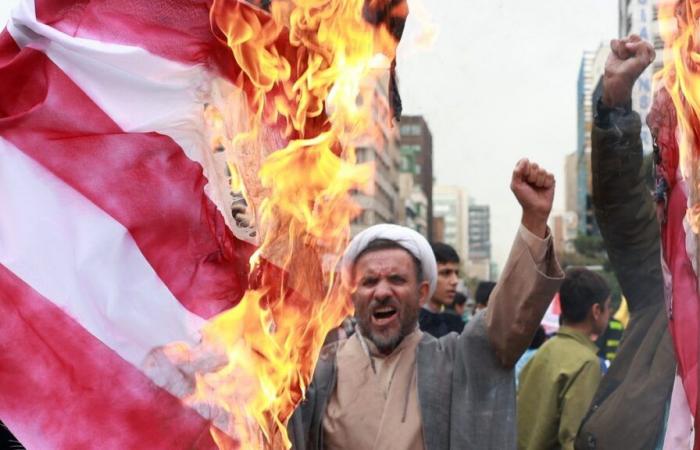 Gli iraniani scendono in piazza per celebrare la presa degli ostaggi del 1979