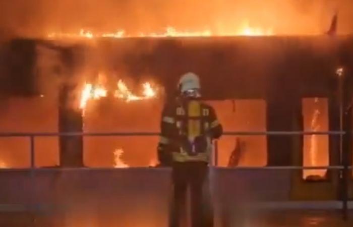 VIDEO. Un treno regionale prende completamente fuoco in una stazione: cinque passeggeri evacuati all'ultimo minuto a Berlino