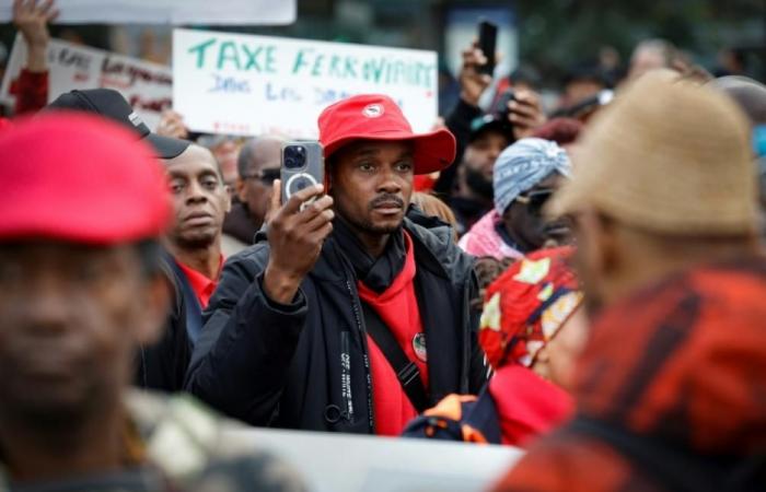 La diaspora d'oltremare manifesta a Parigi contro l'alto costo della vita