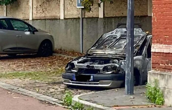 un'auto bruciata da un incendio doloso