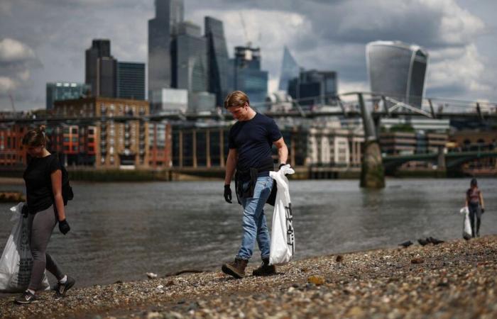 a Londra, una manifestazione lungo il Tamigi contro il massiccio inquinamento dei corsi d'acqua del Paese