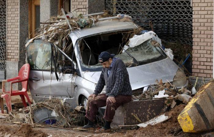 Alluvioni in Spagna: una donna ritrovata viva dopo 4 giorni accanto al corpo della cognata, un'altra salvata tra mucchi di auto, bloccata da 3 giorni