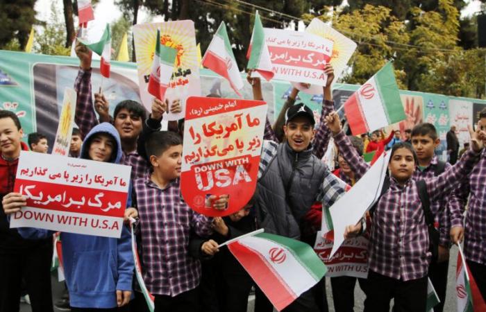 Migliaia di iraniani scendono in piazza per celebrare l'anniversario della presa degli ostaggi del 1979