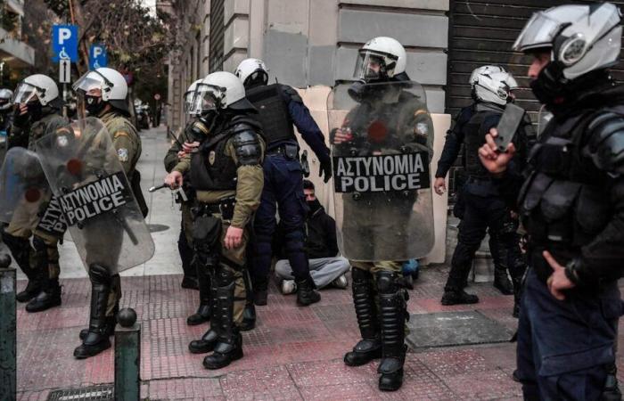 Grecia: la polizia antiterrorismo arresta un uomo dopo un'esplosione