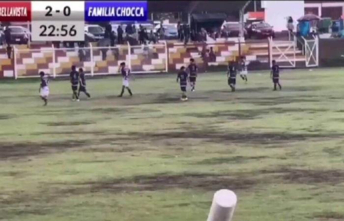 Colpito da un fulmine, il calciatore peruviano muore nel bel mezzo di una partita, portiere gravemente ustionato