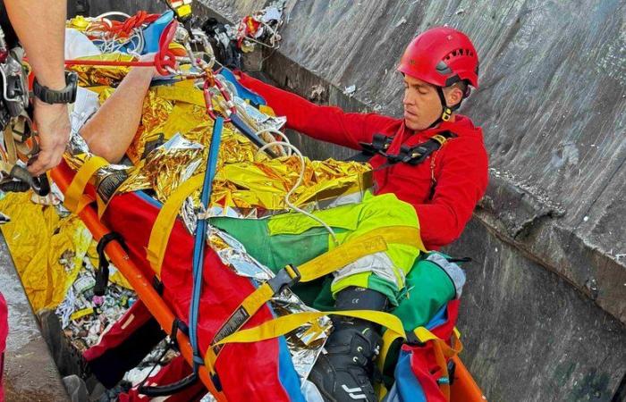 Un uomo è caduto in un cassonetto ed è stato soccorso dai soccorritori specializzati.