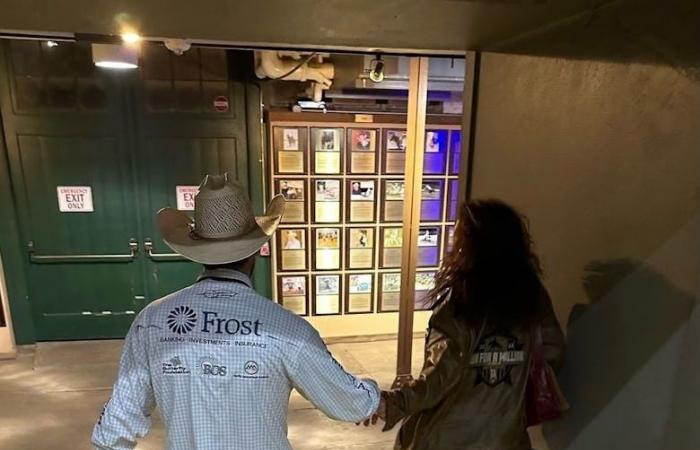 Bella Hadid trasforma gli stivali da cowboy in una scarpa da città per il tempo libero