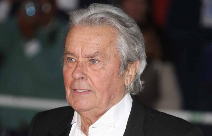 Funerali di Alain Delon: una star invitata svela cosa aveva a che fare con il cellulare davanti alla bara