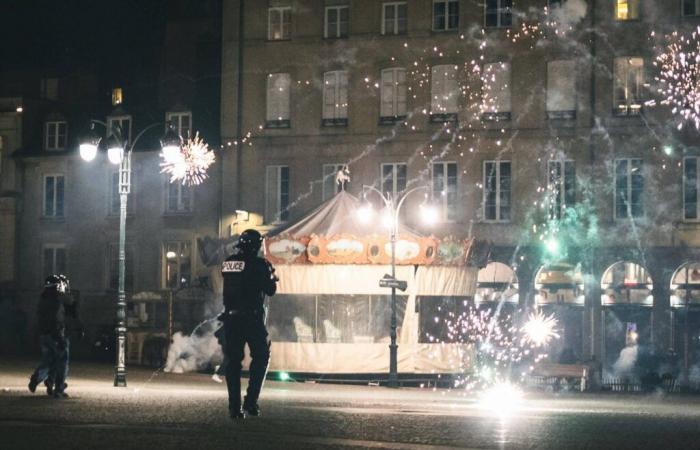 agenti di polizia presi di mira dai fuochi d'artificio nella notte di Halloween