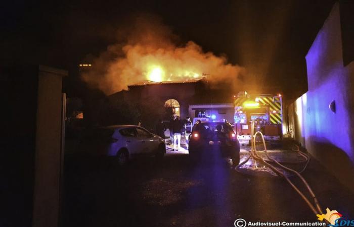 evacuata una famiglia, sul posto sono intervenuti una ventina di vigili del fuoco