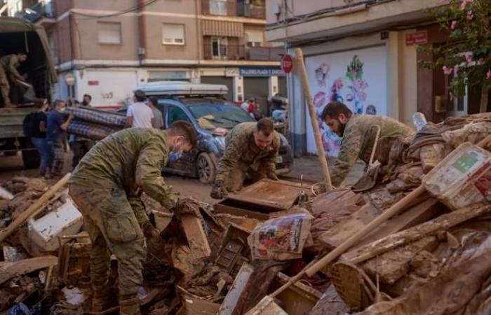 a Valencia, dopo un'alluvione mortale, esplode la rabbia contro il re Felipe VI e il primo ministro Pedro Sanchez