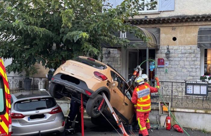 un'autista perde il controllo del suo veicolo e si schianta contro un albergo