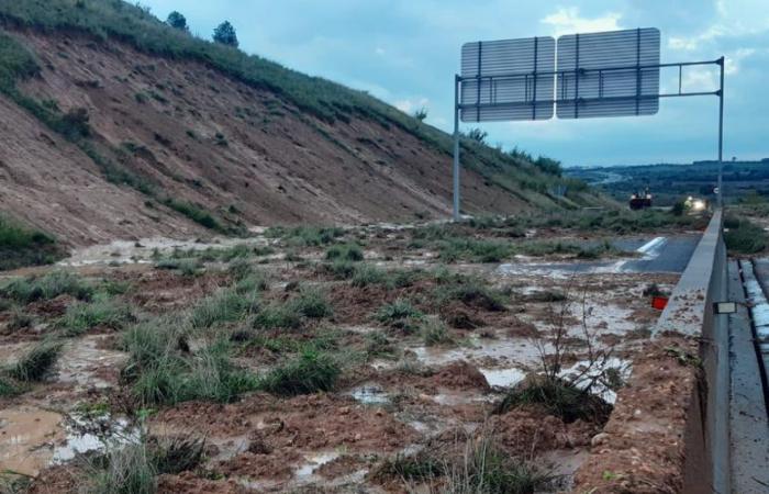 Inondazioni in Spagna: un'autostrada completamente sepolta da una frana a sud di Barcellona