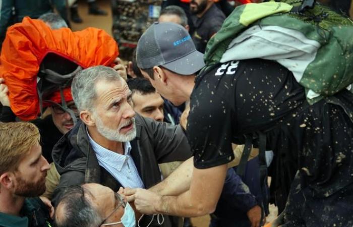 a Valencia, dopo un'alluvione mortale, esplode la rabbia contro il re Felipe VI e il primo ministro Pedro Sanchez