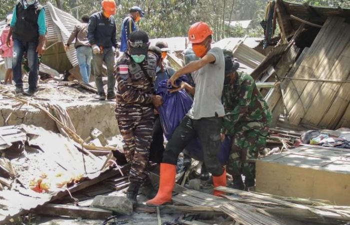 In Indonesia un'eruzione del vulcano Lewotobi Laki-Laki uccide almeno dieci persone