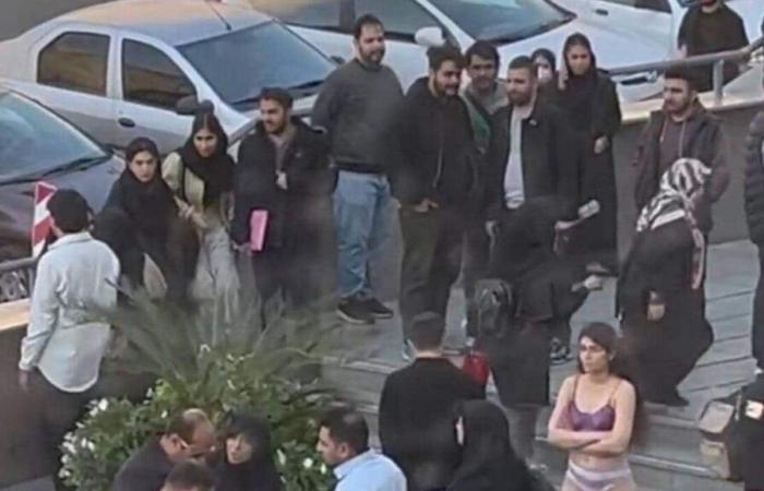 Arresto in Iran di una studentessa che si spogliava: cosa sappiamo