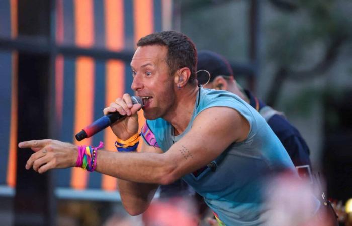 Coldplay: Chris Martin cade in una botola nel bel mezzo di un concerto, la caduta spettacolare