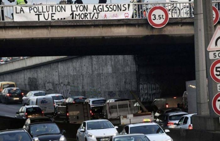 Inquinamento: Parigi vuole che l'Ue rinvii le sanzioni previste per le case automobilistiche nel 2025