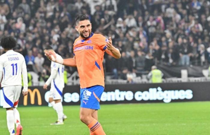 Neal Maupay trasporta Nicolas Pallois dopo la vittoria dell'OM a Nantes