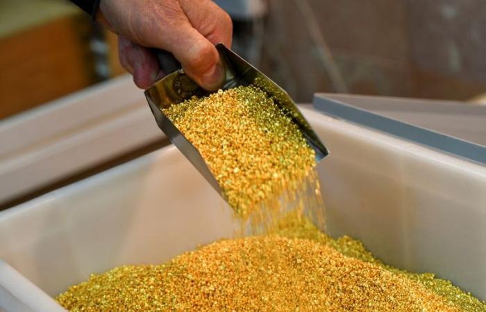 L’oro rimane stabile mentre i mercati si preparano alle elezioni americane e ad un probabile taglio dei tassi da parte della Fed