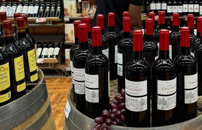 I produttori di vino arrabbiati manifestano davanti alla Lidl