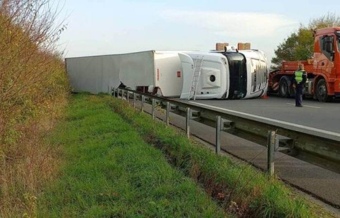 Un camion si ferma sull'autostrada A83 nei pressi di Sainte-Hermine in Vandea, il traffico è bloccato