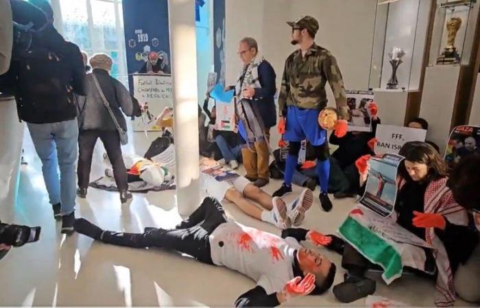 Francia-Israele: “Genocidio Champions League”… Attivisti pro-Palestina occupano la sede della FFF e protestano contro lo svolgimento della partita