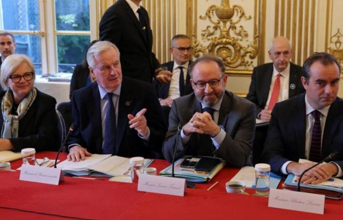 Michel Barnier, in un seminario con il governo, invita i suoi ministri a fermare il singhiozzo