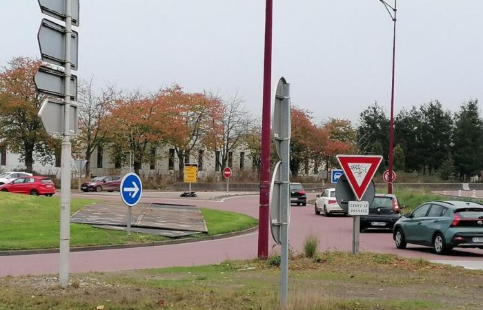 Perché sono state installate delle targhe nella rotonda Penesme di Cherbourg