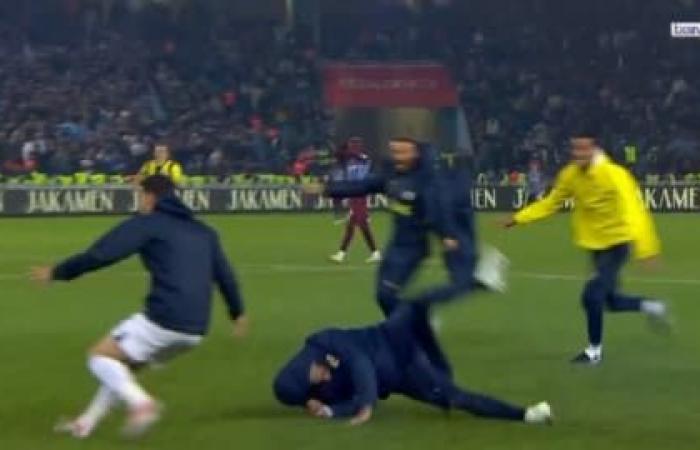 scivolata sbagliata, rotolata per terra… Mourinho scatenato dopo la vittoria all'ultimo minuto del Fenerbahçe