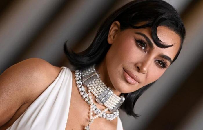 Kim Kardashian, la sua scollatura vertiginosa e l'incredibile collana di Lady Diana fanno girare la testa a Los Angeles