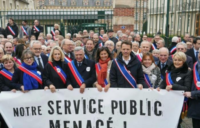 Seine-et-Marne: gli eletti manifestano davanti alla prefettura contro i risparmi nella legge finanziaria