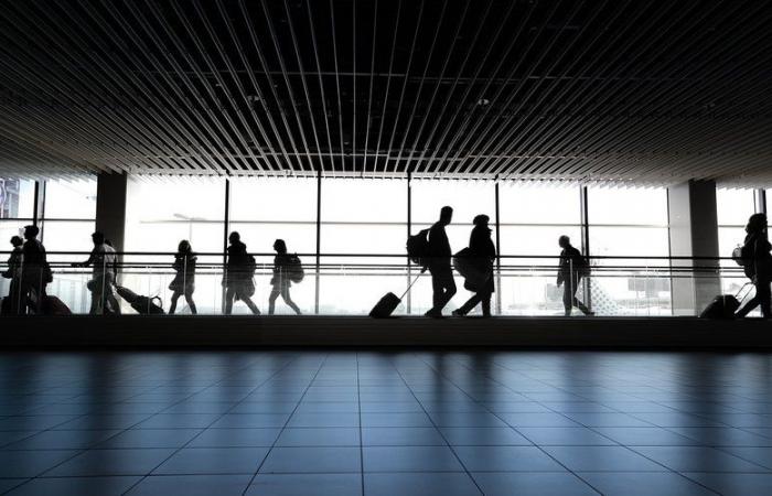 Mancanza di acqua e cibo, attese infinite… I viaggiatori francesi bloccati da sabato all'aeroporto di Tunisi vivono un calvario