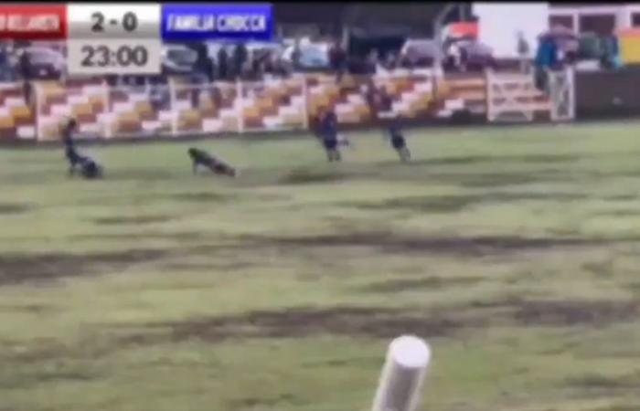 VIDEO. Un fulmine colpisce i giocatori durante una partita di calcio e uccide un difensore: impressionanti le immagini del dramma