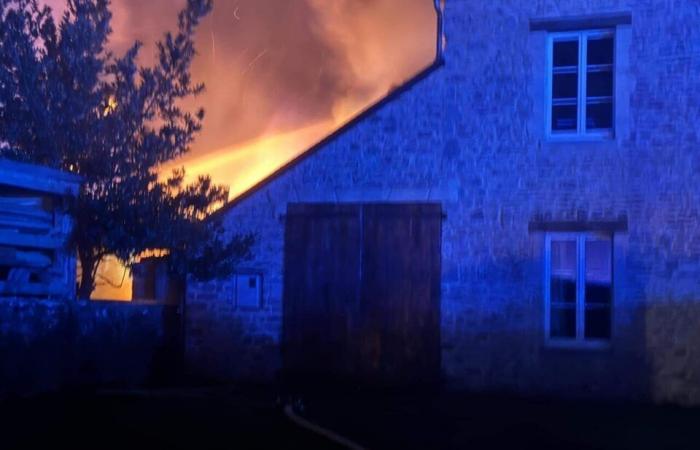 Un incendio in corso nella dependance di una casa nel Cotentin, sul posto polizia e vigili del fuoco