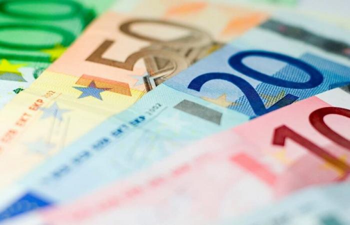 l'euro in rialzo, il dollaro da record