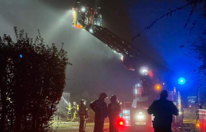 Un incendio in corso nella dependance di una casa nel Cotentin, sul posto polizia e vigili del fuoco