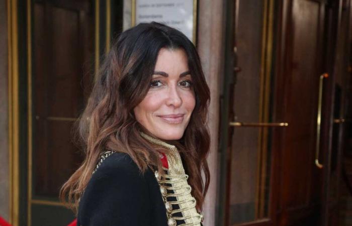 Vestita interamente di nero, Jenifer posa con un look rock'n'roll e grunge