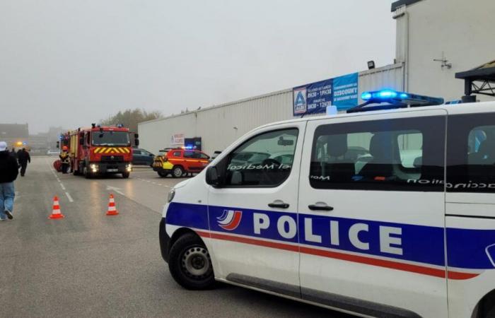 A Calais scoppia un incendio nella riserva Aldi, rue Mollien