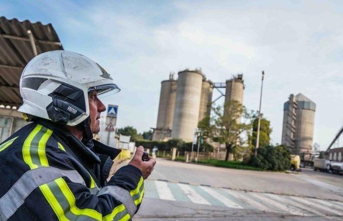 In un cementificio a Beaucaire: un guasto elettrico provoca un grave incendio in un silo di carbone, ancora in corso l'intervento dei vigili del fuoco