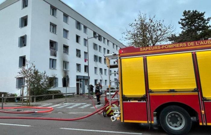 i residenti scalano la facciata dell'edificio per salvare una donna e un bambino