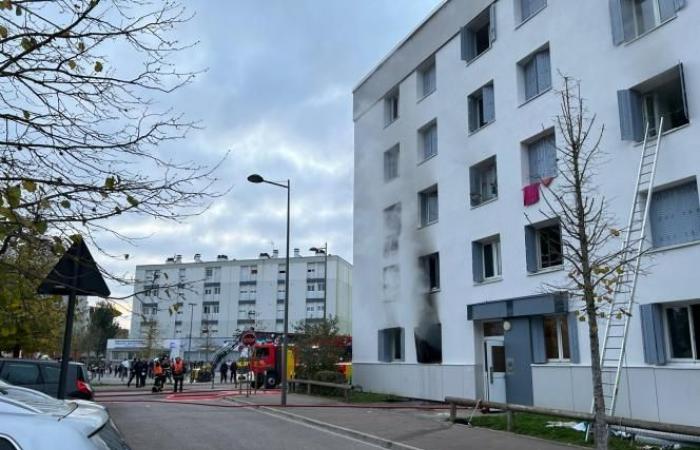 i residenti scalano la facciata dell'edificio per salvare una donna e un bambino