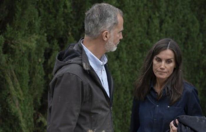 Letizia e Filippo VI in prima linea dopo l'alluvione: il re e la regina entrano in azione